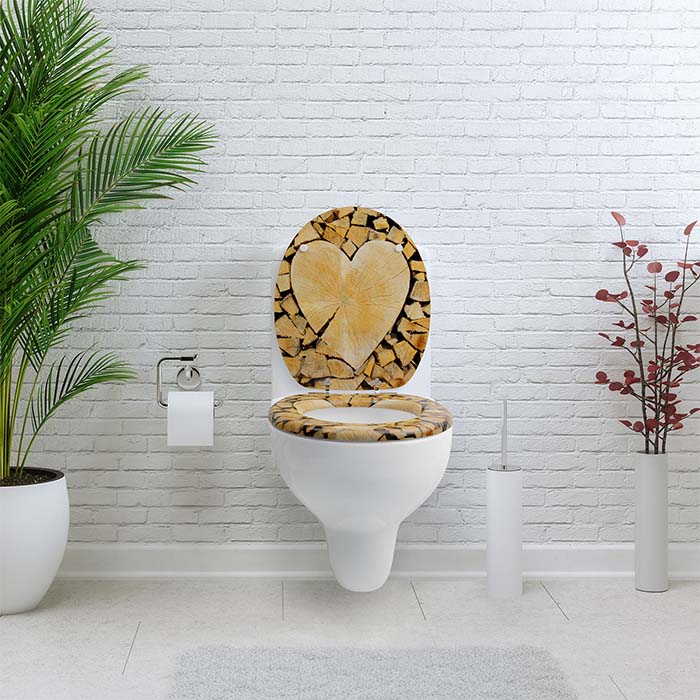 Holz Klobrille mit Absenkautomatik & Holzherz Motiv in einem weißem Badezimmer