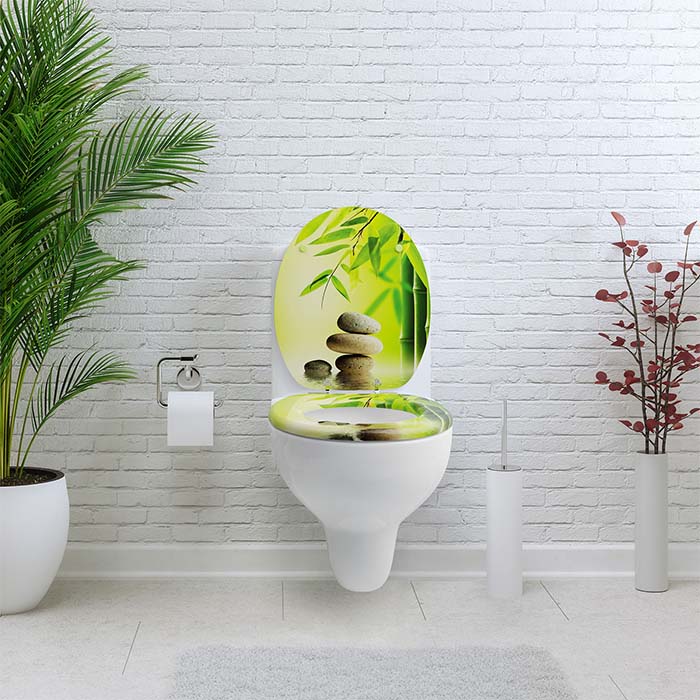 Holz WC-Sitz mit Absenkautomatik & Stein und Planzen Motiv in einem weissem Badezimmer
