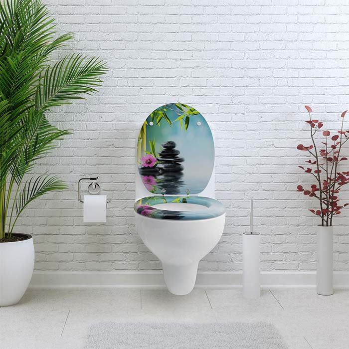 Holz Klobrille mit Absenkautomatik & Asia Motiv in einem weißem Badezimmer