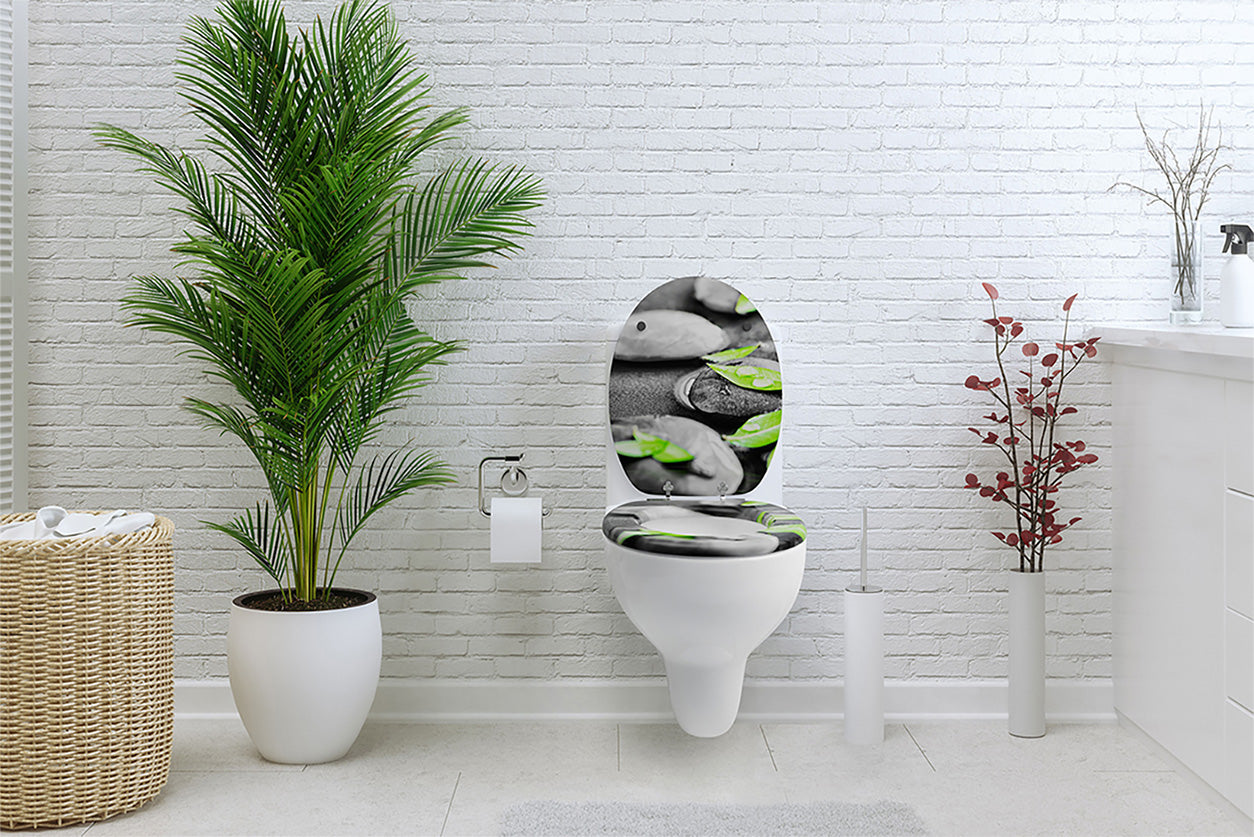 Imagefoto der Marke Sanfino. WC-Sitze Rocks präsentiert in einem modernen weißen Badezimmer