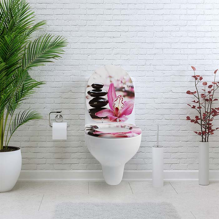 Holz Klobrille mit Absenkautomatik & Pinken Pflanzen Motiv in einem weißem Badezimmer