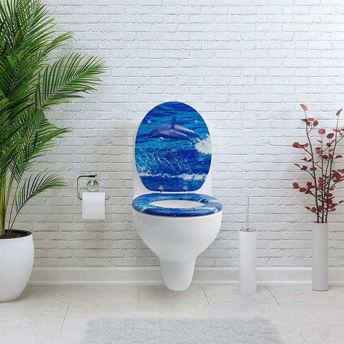 Holz Klobrille mit Absenkautomatik & Delfin Motiv in einem weißem Badezimmer