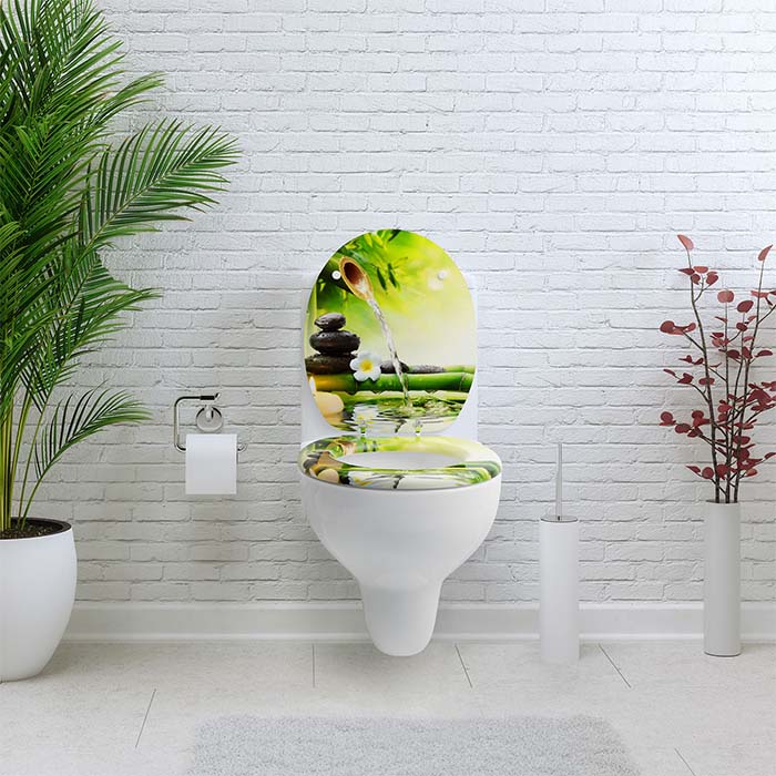 Holz Klobrille mit Absenkautomatik & Garden Eden Motiv in einem weißem Badezimmer