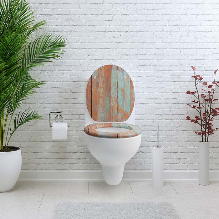 Holz Klobrille mit Absenkautomatik & Holz-Optik Motiv in einem weißem Badezimmer