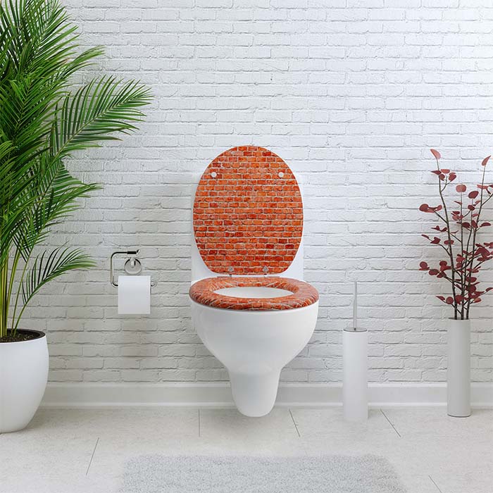 Holz Klobrille mit Absenkautomatik & Ziegel Motiv in einem weißem Badezimmer