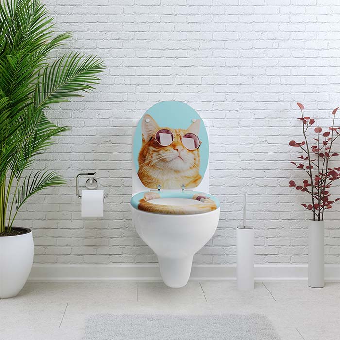 Holz Klobrille mit Absenkautomatik & Cool Cat Motiv in einem weissem Badezimmer