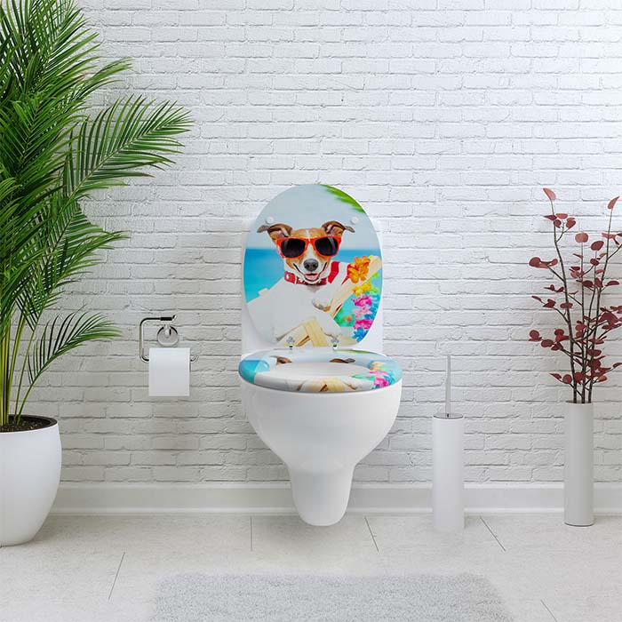 Holz Klobrille mit Absenkautomatik & Hund-Motiv in einem weißem Badezimmer