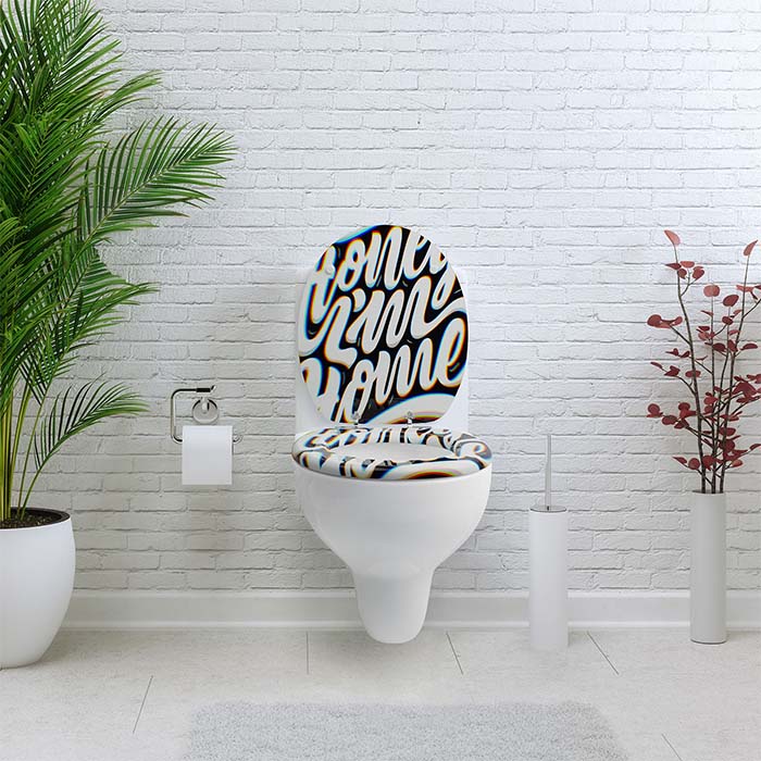 Holz Klobrille mit Absenkautomatik & Honey I'm Home" Spruch in einem weißem Badezimmer