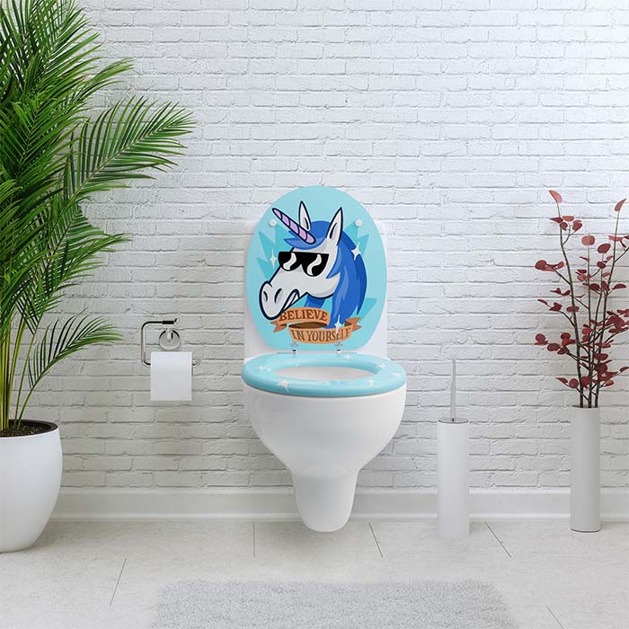 Holz Klobrille mit Absenkautomatik & Einhorn Motiv in einem weißem Badezimmer