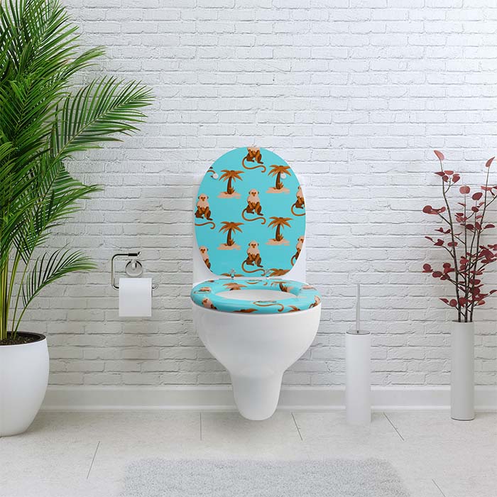 Holz Klobrille mit Absenkautomatik & Affen Motiv in einem weißem Badezimmer