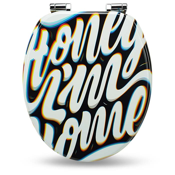 Holz WC-Sitz mit Absenkautomatik & Honey I'm Home Spruch auf weißem Hintergrund