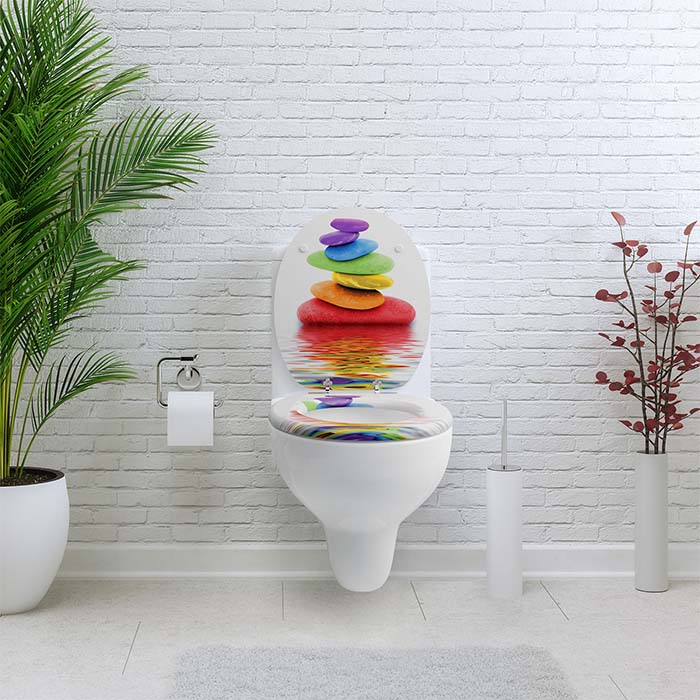 Holz Klobrille mit Absenkautomatik & Regenbogen Stein-Motiv in einem weißem Badezimmer