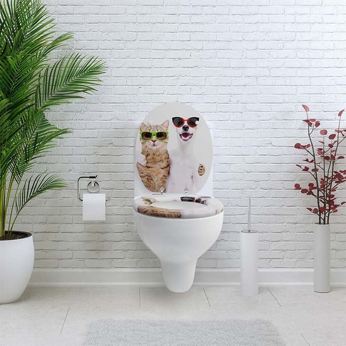 Holz Klobrille mit Absenkautomatik & Katzen-Motiv in einem weissem Badezimmer