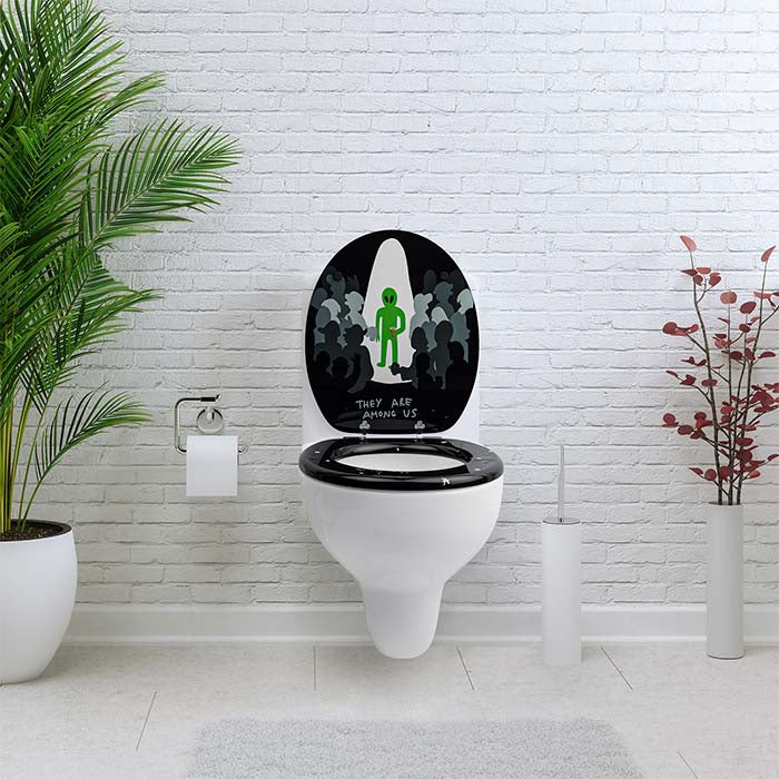 Holz WC-Sitz mit Absenkautomatik & Alien Motiv in einem weissem Badezimmer