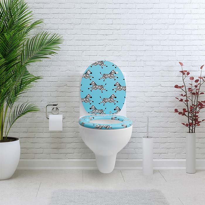 Holz Klobrille mit Absenkautomatik & Zebra Motiv in einem weißem Badezimmer